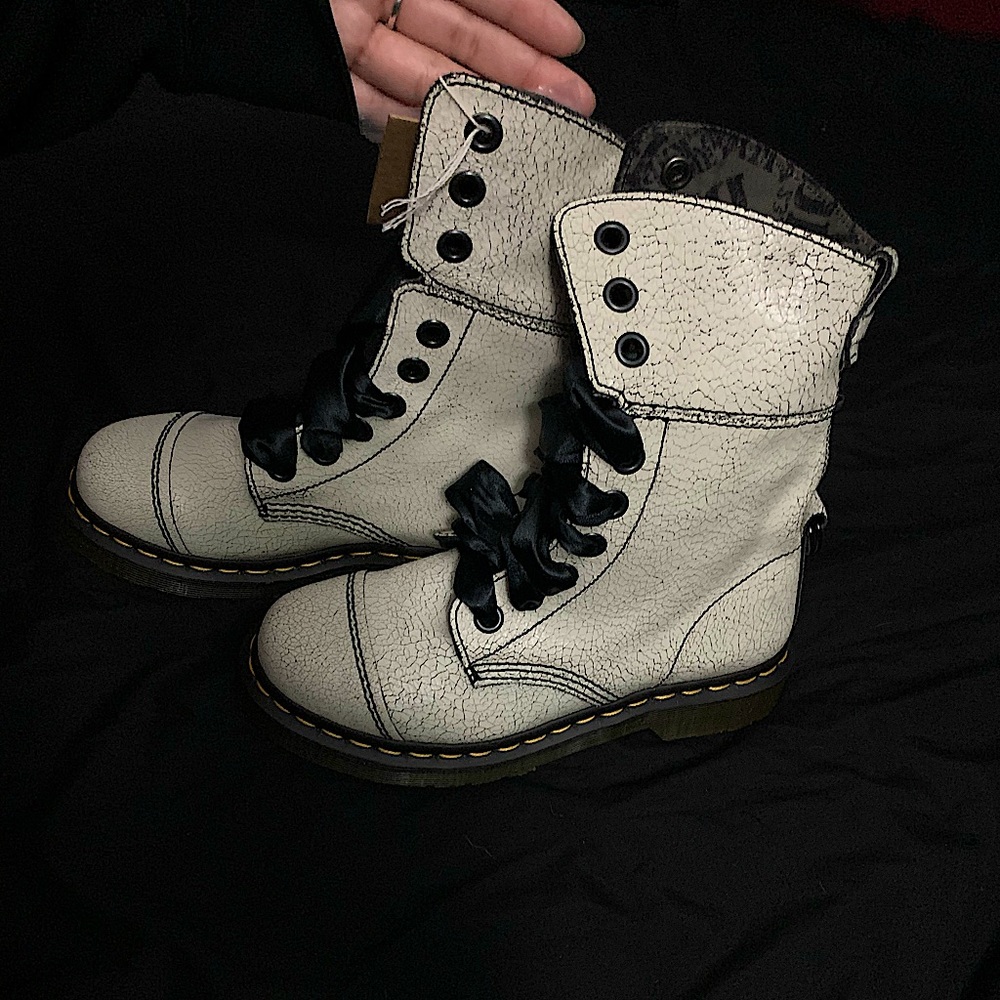 Cristal suede Aimilita triumph dr marten boots